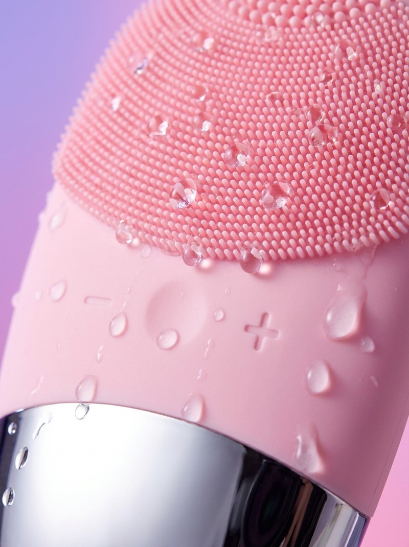Comparison: grimy old nylon bristle brush versus clean pink Bare silicone